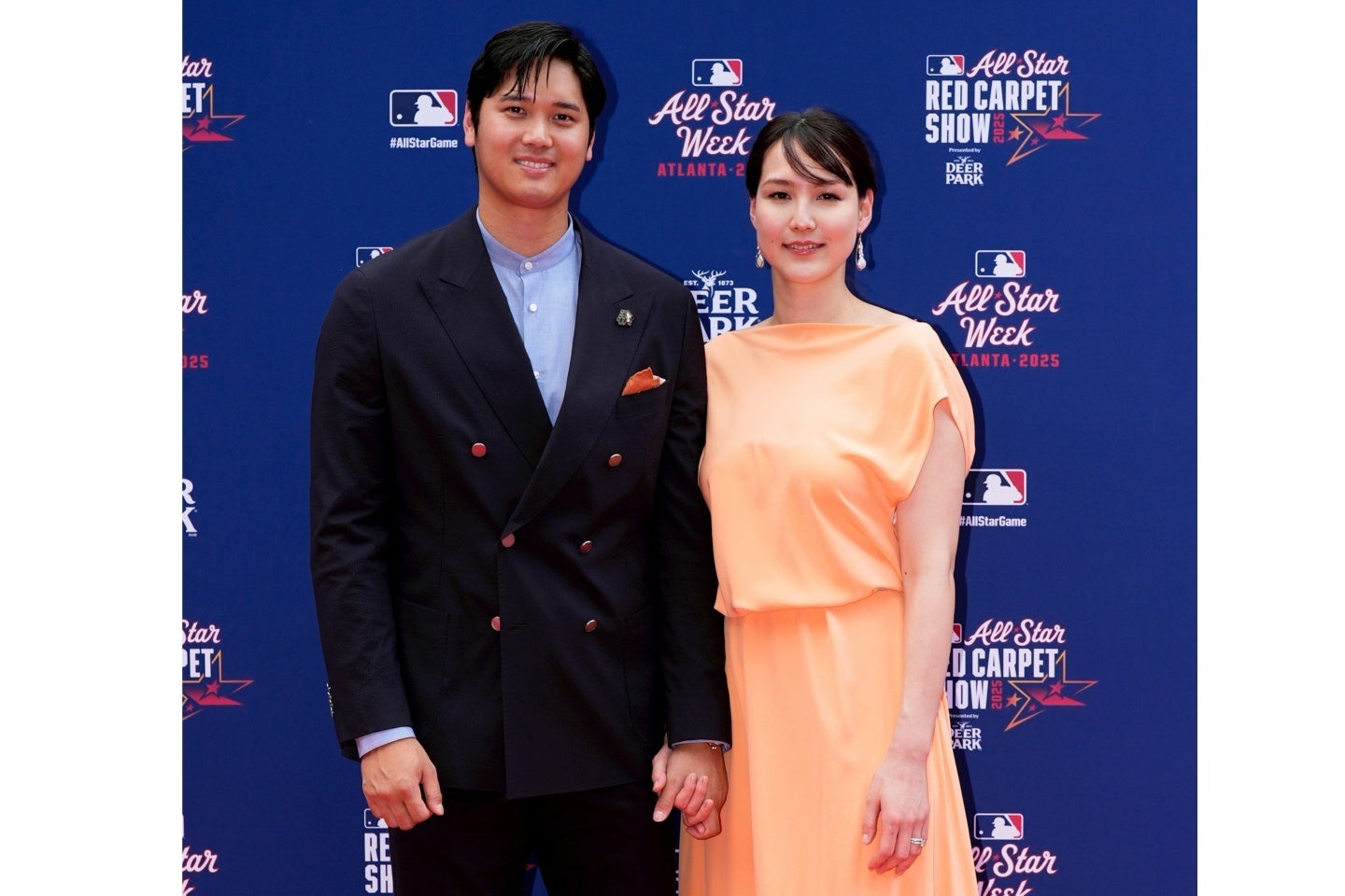 【MLB】大谷翔平、真美子夫人と手をつなぎレッドカーペット登場　濃紺スーツにオレンジドレス…先頭登場に大歓声